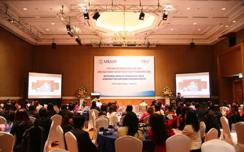 Hội thảo mở ra những cuộc đối thoại, trao đổi giữa các doanh nghiệp và các diễn giả xoay quanh những ngành dự kiến sẽ có nhiều tác động do hội nhập như dệt may, da giày, thủy sản và bán lẻ…