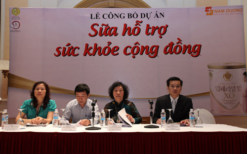 Bà Nguyễn Thị Tuyết, Phó Chủ tịch Thường trực Hội Liên hiệp Phụ nữ Hà Nội, Thạc sĩ Nguyễn Đức Vinh - Phó Vụ trưởng Vụ Sức khỏe Bà Mẹ và Trẻ em (Bộ Y tế), PGS - TS Nguyễn Thị Chính - Phó Chủ tịch&nbsp; trực Hội Chăm sóc Sức khỏe Cộng đồng, ông Trịnh Việt Hưng - Phó Tổng giám đốc Công ty Cổ phần Đầu tư Nam Dương.<br>