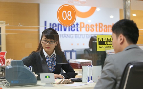Khách hàng giao dịch tại LienVietPostBank. <br>