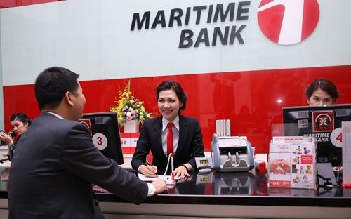 Khách hàng giao dịch tại Maritime Bank.<br>