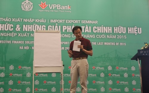 Chuyên gia kinh tế Lê Xuân Nghĩa chia sẻ với doanh nghiệp tại hội thảo.