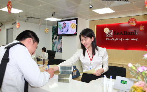 Khách hàng giao dịch tại SeABank.
