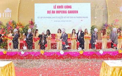 Đại diện lãnh đạo một số bộ, ngành, UBND Hà Nội và chủ đầu tư tiến hành lễ khởi công dự án sáng 23/1.<br>