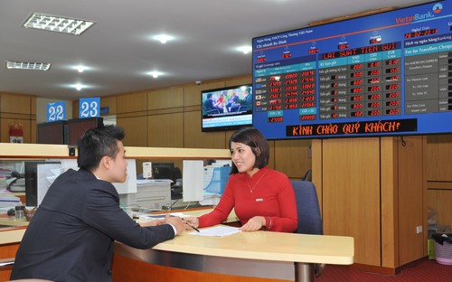 Khách hàng giao dịch tại Vietinbank.<br>