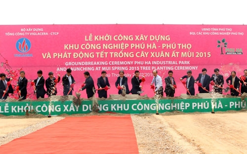 Bộ trưởng Bộ Xây dựng Trịnh Đình Dũng, Thống đốc Ngân hàng Nhà nước Nguyễn Văn Bình cùng đại diện lãnh đạo tỉnh Phú Thọ và chủ đầu tư tại lễ khởi công dự án ngày 26/2.<br>