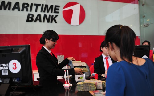 Khách hàng giao dịch tại ngân hàng Maritime Bank.<br>