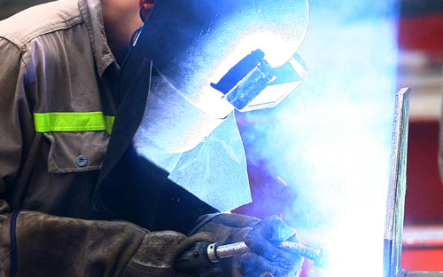 GDP năm 2014 được dự báo sẽ tăng 5,71% (biến thiên trong khoảng tin cậy từ cận dưới 5,35% tới cận trên 6,07% với độ tin cậy 80%) và sẽ dần hồi phục lên mức 5,98% trong năm 2015 tính theo giá so sánh năm 2010 - Ảnh: Việt Tuấn.<br>