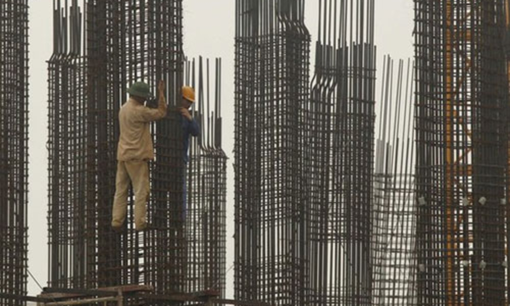 Các chuyên gia cho rằng Việt Nam cần xem năm 2013 là năm bản lề cho 
những năm kế tiếp nên cần tập trung duy trì ổn định vĩ mô, giữ tăng 
trưởng ổn định; tháo gỡ khó khăn cho cộng đồng doanh nghiệp - Ảnh: Reuters.<br>