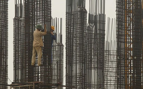 Các chuyên gia cho rằng Việt Nam cần xem năm 2013 là năm bản lề cho 
những năm kế tiếp nên cần tập trung duy trì ổn định vĩ mô, giữ tăng 
trưởng ổn định; tháo gỡ khó khăn cho cộng đồng doanh nghiệp - Ảnh: Reuters.<br>