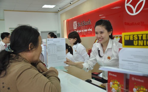 Khách hàng giao dịch tại SeABank.<br>