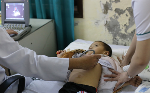 Khám tim cho trẻ em tại Nghệ An trong khuôn khổ chương trình Nhịp Tim Việt Nam.<br>