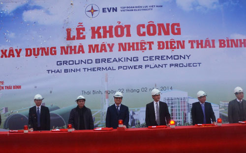 Phó thủ tướng Hoàng Trung Hải cùng đại diện các bộ, ngành, EVN và tỉnh Thái Bình ấn nút khởi công dự án sáng 22/2.<br>