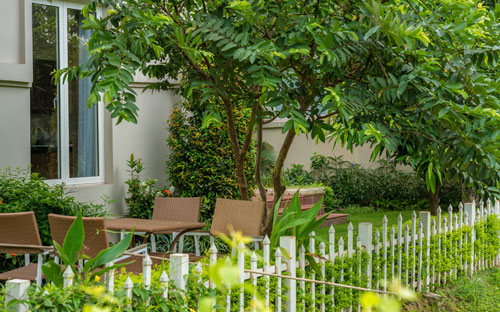 Một góc vườn tại biệt thự Vinhomes Riverside, nơi gia đình có thể uống cà phê hay thư giãn.