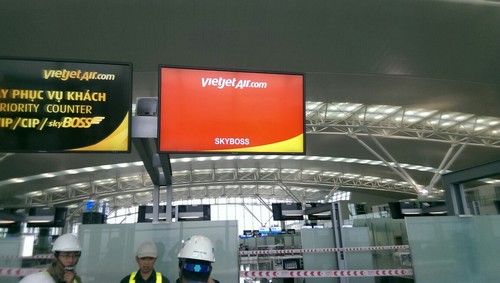 Thời gian mở quầy làm thủ tục đối với các chuyến bay quốc tế vẫn được áp
 dụng là 3 tiếng trước giờ khởi hành và thời gian đóng quầy là 50 phút 
trước giờ khởi hành. 