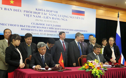 Lãnh đạo Bộ Khoa học và Công nghệ cùng đại diện Rosatom ký bản thoả thuận ghi nhớ hợp tác truyền thông.<br>