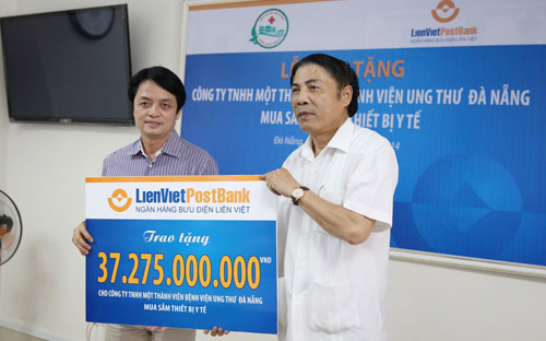 Tại buổi lễ, TS. Nguyễn Đức Hưởng - Phó chủ tịch Thường trực Hội đồng 
quản trị LienVietPostBank đã trực tiếp trao tặng số tiền hơn 37 tỷ đồng 
cho Ban giám đốc Bệnh viện ung thư Đà Nẵng.