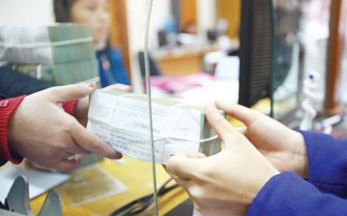 Trần lãi suất cho vay ngắn hạn bằng VND đối với một số lĩnh vực ưu tiên giảm từ 9%/năm xuống 8%/năm.