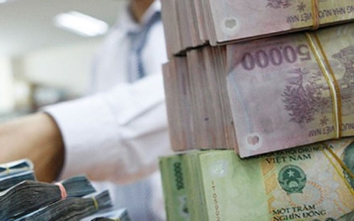 Tín dụng của Việt Nam trong năm 2011 tăng chỉ gần bằng 1/3 so với trước 
đây, còn tín dụng 2012 thì thấp hơn rất nhiều, bất chấp việc bơm thêm 
cung tiền (tăng trưởng M2). 