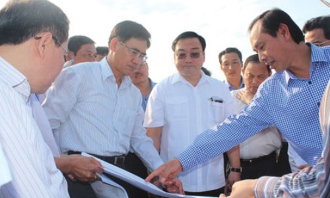 Phó thủ tướng Hoàng Trung Hải và các quan chức ngành giao thông trong một chuyến thị sát địa điểm Long Thành trong năm 2014.<br>