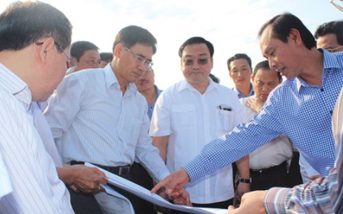 Phó thủ tướng Hoàng Trung Hải và các quan chức ngành giao thông trong một chuyến thị sát địa điểm Long Thành trong năm 2014.<br>