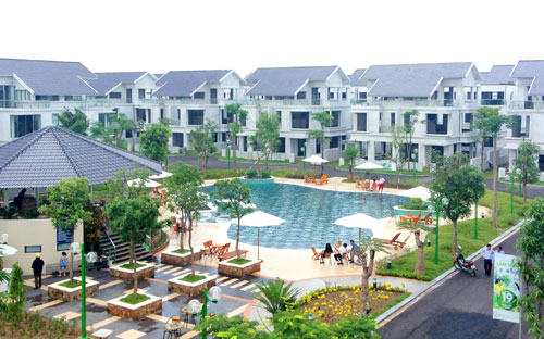 Bể bơi ngoài trời rộng gân 400m2 tại khu biệt thự Lâm Viên vừa được đưa vào sử dụng từ đầu tháng 7/2014.<br>