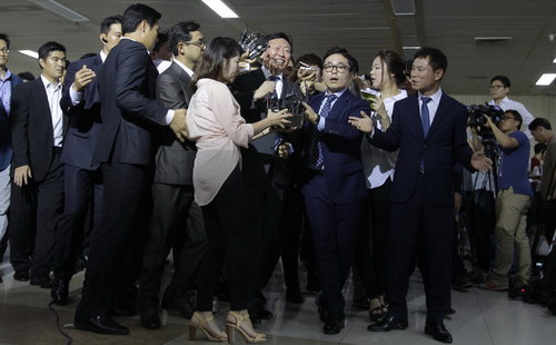 Ông Shin Dong Bin (giữa), con trai thứ của cựu chủ tịch tập đoàn Lotte - Ảnh: New York Times.