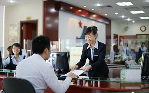 Khách hàng giao dịch tại MB.