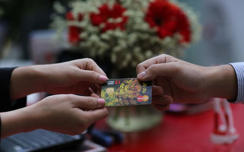 Maritime Bank đang triển khai chương trình khuyến mãi “Mở thẻ mới, hoàn 
tiền tới 100%” cho khách hàng mở mới thẻ tín dụng Maritime Bank 
Mastercard.