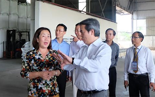 Thống đốc Nguyễn Văn Bình thăm nhà máy sản xuất của Công ty Thành Tín - chủ sở hữu của nhãn hiệu "Gạo thơm Sóc Trăng".<br>