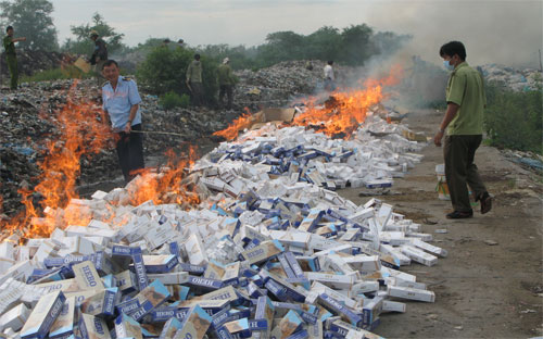 Ở trên đất nước chúng ta đâu cũng mua được hàng lậu, hàng trốn thuế, 
buôn lậu đang phá hoại nền kinh tế Việt Nam… đại biểu Quốc hội bức xúc 
nêu vấn đề tại phiên giải trình về công tác phòng chống buôn lậu do Ủy 
ban Kinh tế tổ chức sáng 7/1 - Ảnh minh họa.<br>