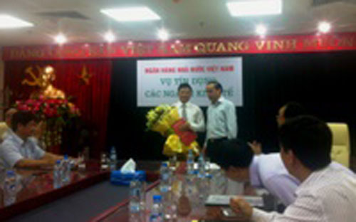 Ông Tuấn nhận quyết định của Thống đốc Ngân hàng Nhà nước.<br>