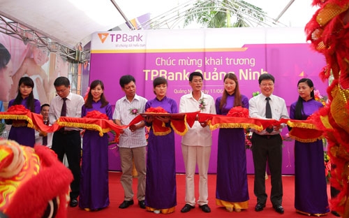 Đại diện Ngân hàng Nhà nước chi nhánh Quảng Ninh, UBND thành phố Hạ Long
 và ông Nguyễn Hưng - Tổng giám đốc TPBank cắt băng khai truơng. 