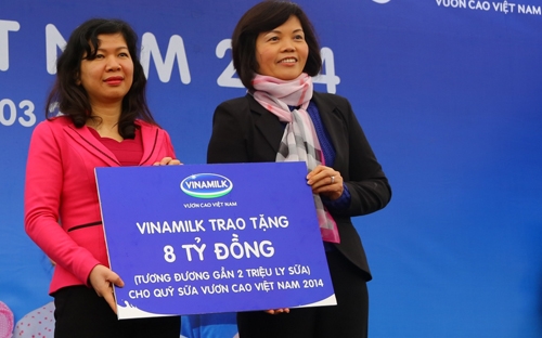 Bà Bùi Thị Hương, Giám đốc đối ngoại Công ty Cổ phần Sữa Việt Nam (Vinamilk), trao bảng tặng sữa tượng trưng cho quỹ Bảo trợ Trẻ em Việt Nam. Năm 2014 Vinamilk dành 8 tỷ đồng cho quỹ sữa “vươn cao Việt Nam”.