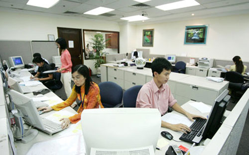 Phạt cảnh cáo hoặc phạt tiền từ 1-2 triệu đồng đối với hành vi sử dụng 
phương tiện thông tin liên lạc, điện, nước, xăng, dầu, sách báo, văn 
phòng phẩm...vượt tiêu chuẩn, định mức - Ảnh minh hoạ.<br>