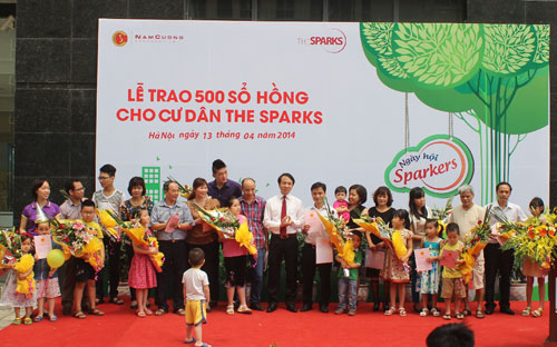 Đại diện lãnh đạo Tập đoàn Nam Cường trao sổ hồng cho các cư dân The Sparks.<br>