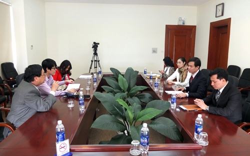 Ông Nguyễn Phú Bình, Phó tổng biên tập Thời báo Kinh tế việt Nam đang làm việc với lãnh đạo tập đoàn Nam Cường.