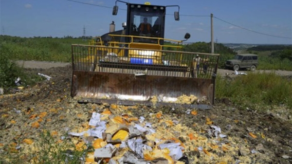 Nga dùng xe ủi đất cán thực phẩm phương Tây