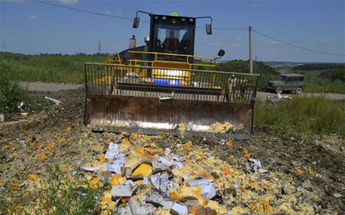 Nhà chức trách Nga tiêu hủy pho mát nhập trái phép từ châu Âu - Ảnh: Reuters.<br>