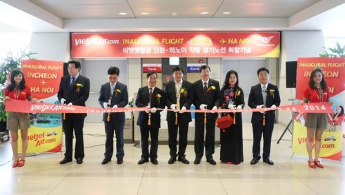 Đường bay Hà Nội - Seoul của VietJet có thời gian thuận lợi cho du 
khách, khởi hành từ Hà Nội lúc 1h45 và đến Hàn Quốc lúc 7h55 (giờ địa 
phương).