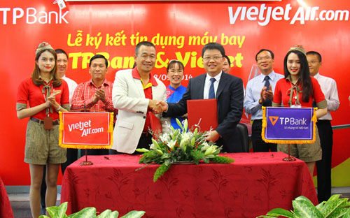 Cho vay thuê và mua máy bay là một hoạt động tài chính hấp dẫn bởi tính 
quốc tế hóa cao, tài sản đảm bảo là máy bay có giá trị minh bạch và 
thanh khoản toàn cầu. 