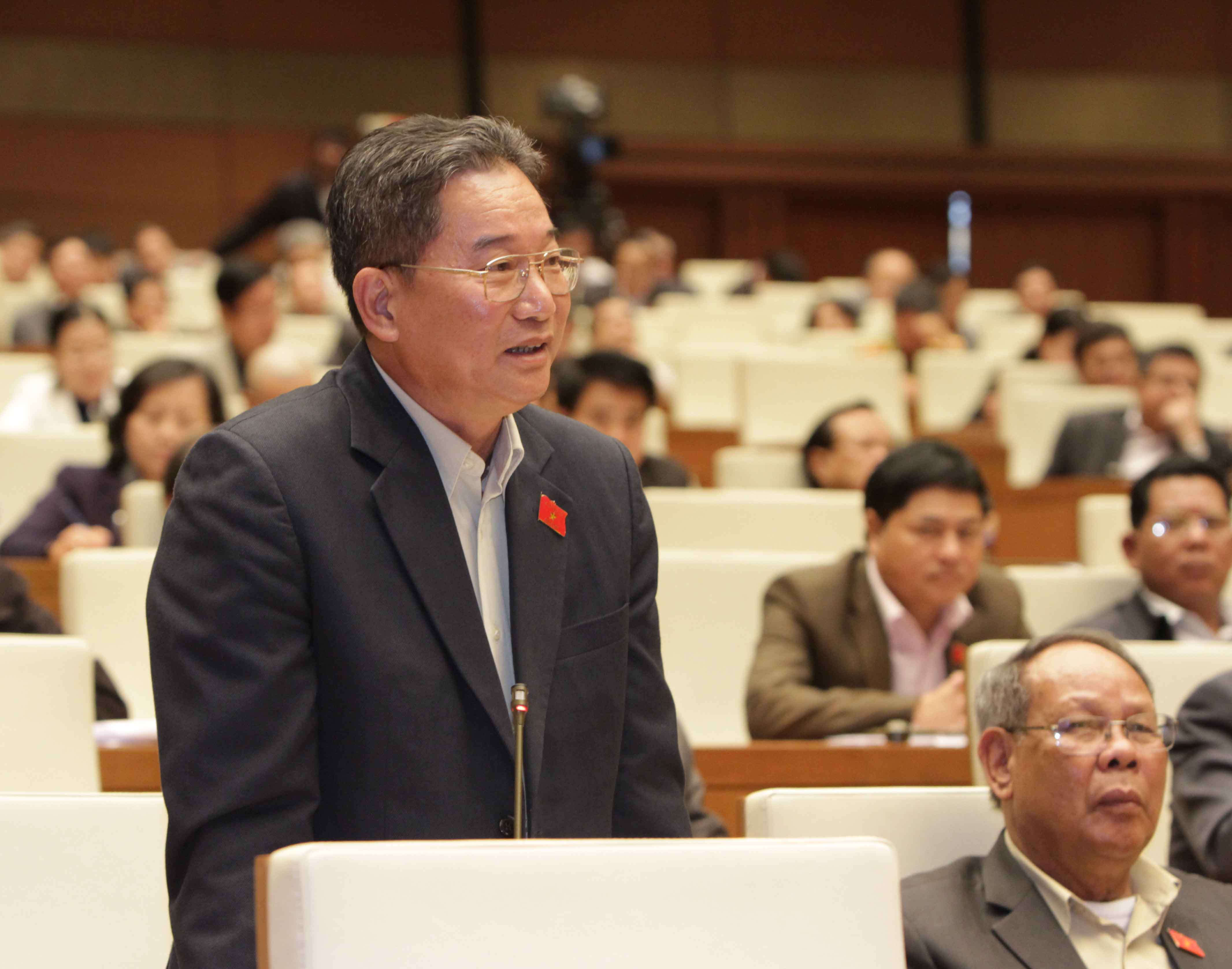 Đại biểu Nguyễn Bá Thuyền đề nghị bổ sung một nghĩa vụ để xây dựng lực lượng quốc phòng hoặc xây dựng biển đảo với những người không tham gia nghĩa vụ quân sự.<br>