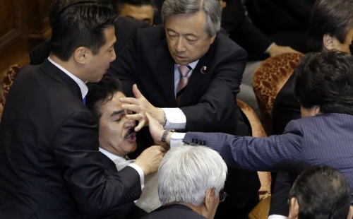 Đã xảy ra một số cuộc ẩu đả tại Thượng viện khi thành viên đảng đối lập cố gắng cản trở việc bỏ phiếu - Ảnh: CTV News.<br>