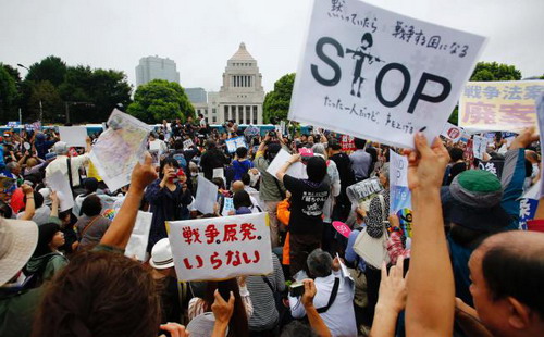 Số lượng các bà mẹ Nhật và sinh viên, đối tượng xưa nay được xếp vào nhóm thờ ơ với các vấn đề chính trị, lên tiếng phản đối dự thảo chính sách quốc phòng ngày một nhiều hơn - Ảnh US News.<br>
