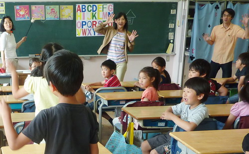 Các giờ học ở trường tiểu học thường rất sôi nổi với sự tham gia chủ yếu của học sinh, giáo viên chỉ giữ vai trò hướng dẫn - Ảnh: Japan Times.