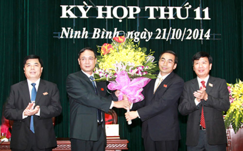 Lãnh đạo tỉnh Ninh Bình chúc mừng ông Đinh Văn Điến (thứ 2 từ phải sang) được bầu giữ chức Chủ tịch UBND tỉnh.<br>