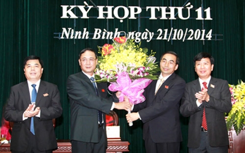 Lãnh đạo tỉnh Ninh Bình chúc mừng ông Đinh Văn Điến (thứ 2 từ phải sang) được bầu giữ chức Chủ tịch UBND tỉnh.<br>