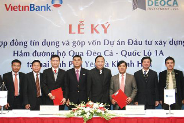 Ông Hồ Nghĩa Dũng (thứ hai từ phải sang) luôn có mặt trong những sự kiện quan trọng của Công ty Cổ phần Đầu tư Đèo Cả trong hai năm qua.<br>