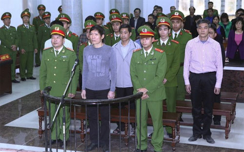 Dương Tự Trọng và các bị cáo nghe tòa tuyên án - Ảnh: Doãn Tấn.