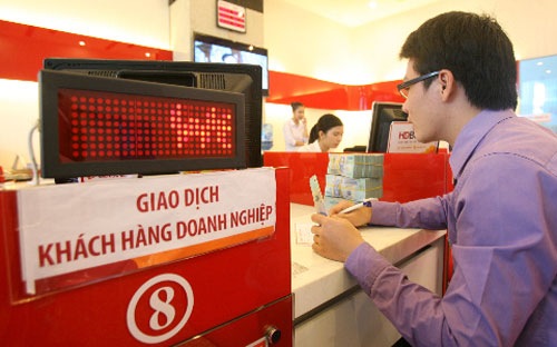 Khách hàng giao dịch tại HDBank.<br>