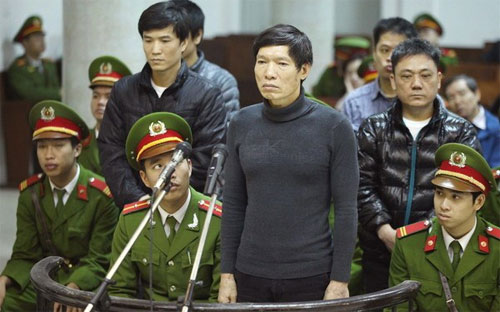 Bị cáo Dương Tự Trọng và đồng phạm trước vành móng ngựa - Ảnh: Doãn Tấn.<br>